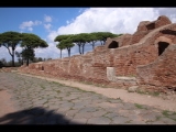 01538 ostia - regio ii - insula vi - caseggiato delle fornaci (ii,vi,7) - westfassade - fassade zur via delle corporazioni - 09-2022.jpg